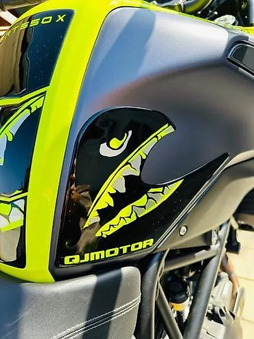 apriori marka: 3D Stikeri QJMotor SRT 550x Tank pad i bocni protektori-2041 📌 Opis — 6