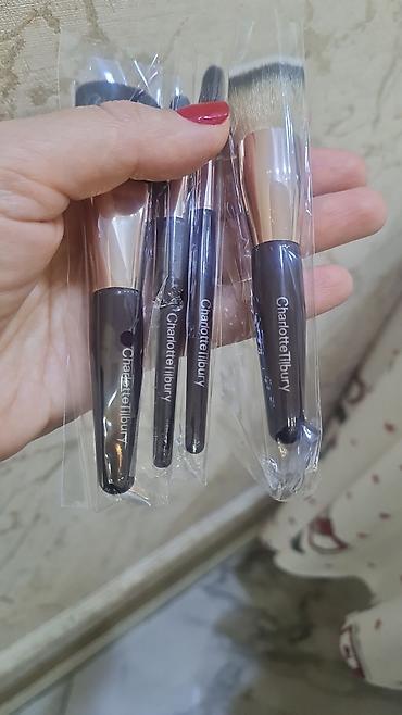 aksesuarlar: Charlotte Tilbury makiyaj fırçaları dəsti – bənövşəyi məxmər futlyarda — 3