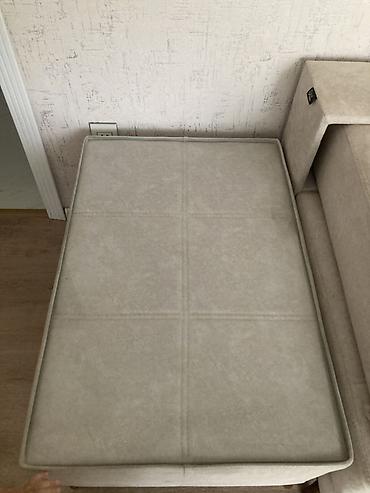 islemis divan: İşlənmiş, Pufik oturacaq, Vеlur parça, rəng - Süd rəngi, Kredit yoxdur, Çatdırılma yoxdur — 1