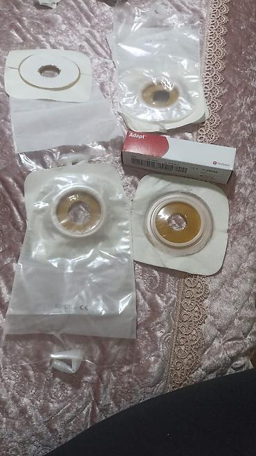 Stoma üçün torbalar və yapışqan əsaslı ostomiya ləvazimatları. Şəkildə