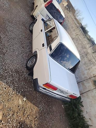 2107 tekeri: Hec bir problemi yoxdu Lada 2107, ağ rəngli sedan. Arxa tərəfdə “LADA — 2