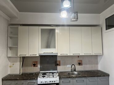 Кухонные гарнитуры: Кухонный гарнитур с глянцевыми фасадами и рабочей поверхностью под