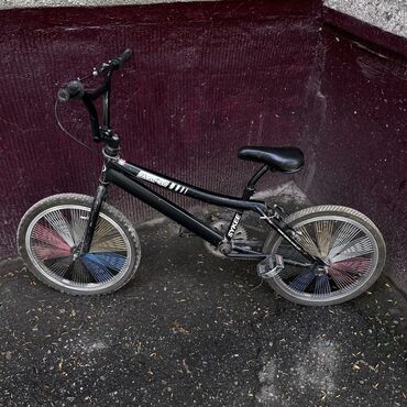 три колеса велосипед: Детский велосипед. Колёса 20 диаметра. 
В хорошем состоянии