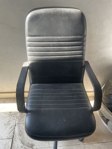 Офисные, игровые кресла: 2 yerinde xirda kesik var