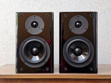 Zvučnici i stereo sistemi: Kompaktni Hi‑Fi bookshelf zvučnici (par) – visokosjajna crna završna — 1