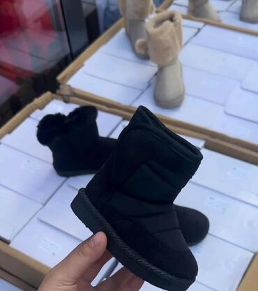 Čizme: Dečje zimske čizmice . Cena 2500 din — 9