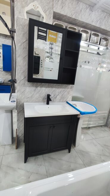 Ev üçün digər mebel: Ağ rəngli keramika lavabo və qara rəngli şkafı olan hamam mebeli