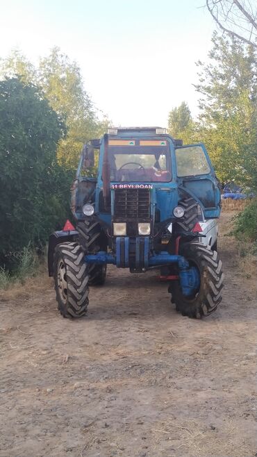 Traktorlar: Mavi rəngli MTZ tipli kənd təsərrüfatı traktoru. Texniki xüsusiyyət — 9