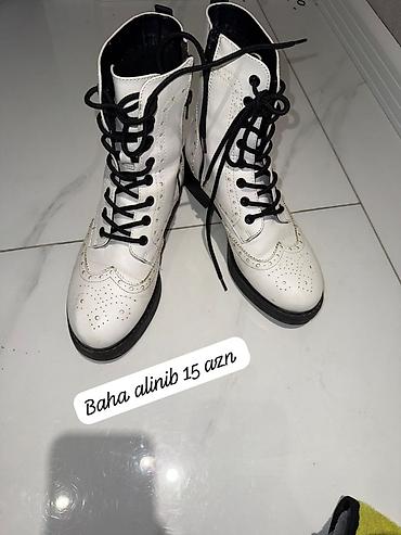 botinka: Ağ rəngli broq detallı bağlamağı olan uniseks botlar. - Klassik brog — 1