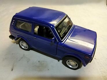 hobi auto: Auto Lada Niva oko 1:24 (13 cm.) fali z. levi zmigavac i pr — 1