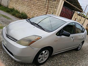 on faralar: Toyota Prius (2-ci nəsil) – gümüşü rəng, hibrid sedan/hatchbek — 1
