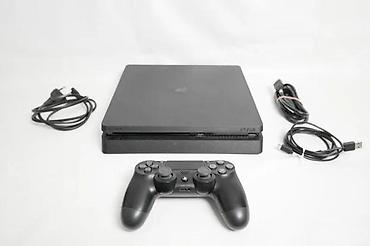 PS4 (Sony Playstation 4): U ponudi je Sony PlayStation 4.
Konzola je najnoviji SLIM model — 2