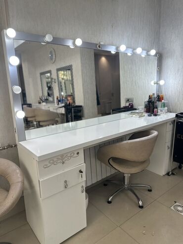 Salon masaları: İşlənmiş, Makiyaj üçün masa, Güzgülü