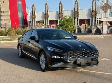 переклейка авто: Современный седан KIA K8 в черном цвете, оснащенный светодиодной