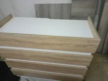 Komode: Pult 12 Materijal i Dekor: Izrađuje se od univera debljine 18mm u — 6