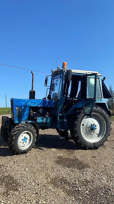 Traktorlar: Belarus MTZ traktoru - Rəng: mavi, kabinli versiya - Ön və arxa iri — 1
