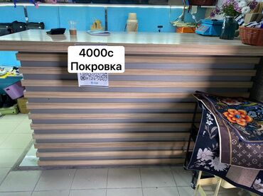 торговое оборудования: Торговая стойка/прилавок из ЛДСП с декоративными горизонтальными