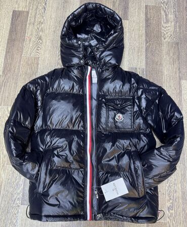 демисезонные замшевые полусапожки: Мужская пуховая куртка Moncler, черная, глянцевая. Особенности: -