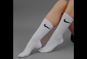 спортивные носки: Белые спортивные носки средней длины с логотипом Nike. Изготовлены из