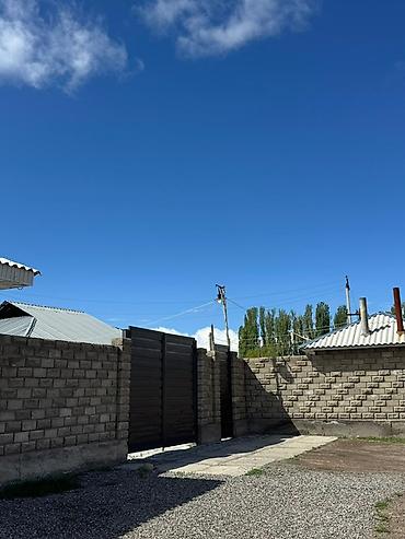 Железобетонные заборные плиты: Продается дом в Кочкорском районе, село Кара-Тоо, ПМК 2. Количество — 1