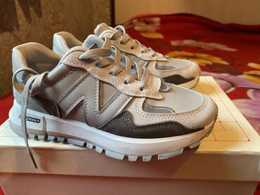 Кроссовки и спортивная обувь: Кроссовки, 35, New Balance, Б/у, цвет - Серый, Платная доставка