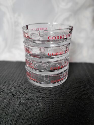 Čaše: Pepeljare 1 nove gorki list. Nove pepeljare pakovanje po dve. Cena za — 10