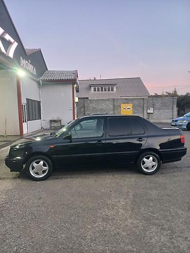 70 сом: Volkswagen Vento: 1993 г., Кол менен иштөөчү, Бензин, Седан — 5