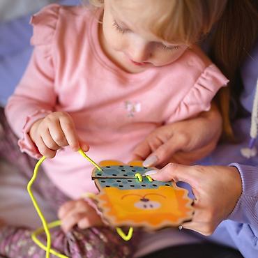 poklon za decake: Drvena igračka za učenje vezivanja – set životinjica - Edukativni set — 4