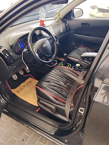 i30: Hyundai i30 hatchback, qara rəng, 5 qapı. Əsas xüsusiyyətlər: - — 8