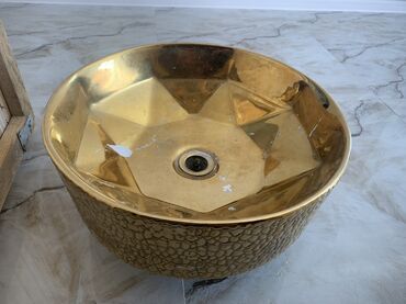berber canaq: Qızılı rəngli dekorativ üstəqoyma əlüzyuyan kasası - Material: metal