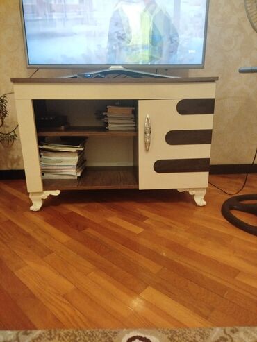 Digər mebel: Düz TV altlığı, Polkalı, Laminat