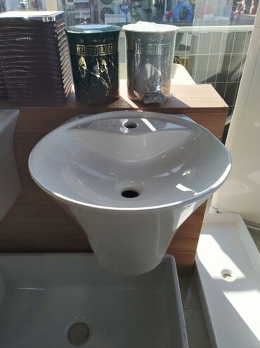 tülpanlar: Ağ rəngli keramika pilyastrlı (pedestal) lavabo - Material: parlaq