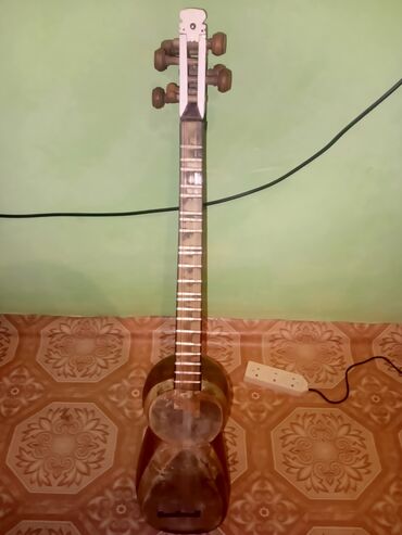 Gitaralar: 2 simi yoxdu onu da ustune taxb verecem