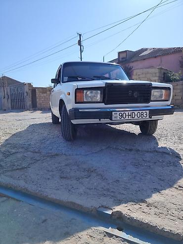 opel vectra b: VAZ 2107 sedan – ağ rəng, 4 qapı. Texniki və xarici xüsusiyyətlər: - — 1
