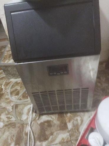 - Paslanmayan poladdan korpusa malik avtomatik buz hazırlayan aparat