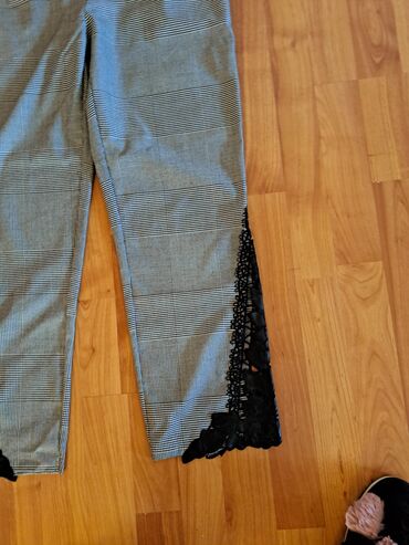zenske sive pantalone: Zenske karirane pantalone, krace tanji stof sa bordurom od koze, na