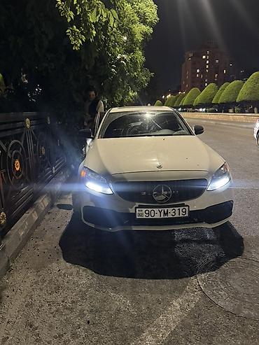 c klass mersedes: Ağ rəngli Mercedes-Benz C-Class sedan. Avtomobilin ön hissəsində iri — 1