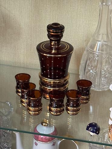 Tünd qəhvəyi rəngdə, qızılı işləməli şüşə qrafın və qədəhlərdən ibarət