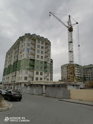 Mağazalar: Bina 28 may küçəsində yerləşir Ev binanın 3 cü mərtəbəsində yerləşir — 4