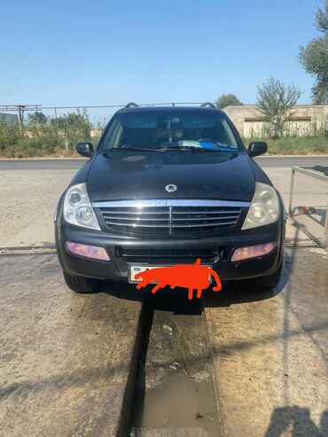 avto sistem babek elaqe nomresi: Tünd rəngdə SsangYong Rexton SUV modeli, dam relsləri ilə təchiz