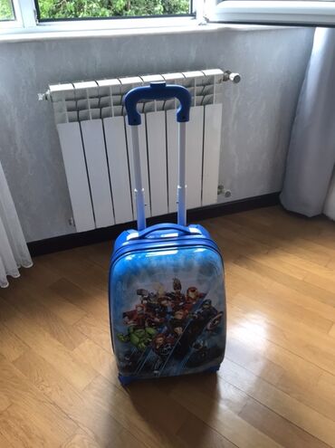 Çamadanlar: Uşaqlar üçün nəzərdə tutulmuş, üzərində "Avengers" personajlarının