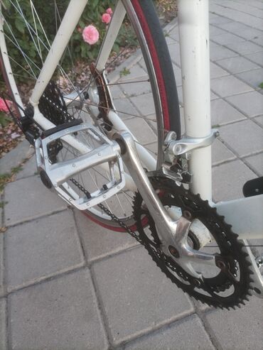 Шоссейные велосипеды: Шоссейный велосипед с алюминиевой рамой. 🔧 Характеристики: - Рама — 7