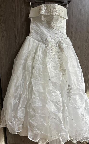 платье с вырезом: Продается свадебное платье размер регулируется б/у в хорошем