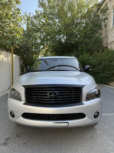 arx açan: Infiniti QX (tam ölçülü premium SUV) - Kuzov: gümüş rəng, 5 qapı, iri
