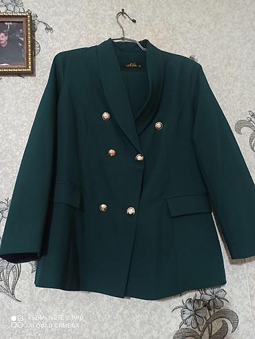 kamplekt: Qadın dəst – tünd yaşıl rəngdə, ikiqat düyməli blazer və uyğun top - — 1