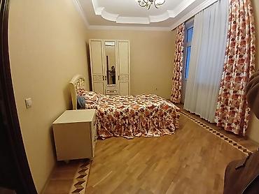 Uzunmüddətli kirayə mənzillər: Geniş və zövqlə dizayn olunmuş mənzil interyeri. - Böyük qonaq otağı — 11