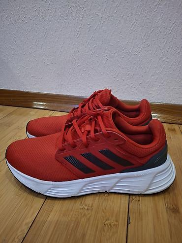 Кроссовки Adidas, р.45-46, в идеальном состоянии, без потертостей. - at lalafo.kg Кроссовки Adidas, р.45-46, в идеальном состоянии, без потертостей. -