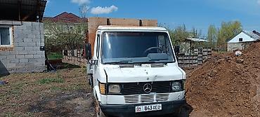 ось: Грузовой бортовой автомобиль Mercedes-Benz (белый), категория — 5