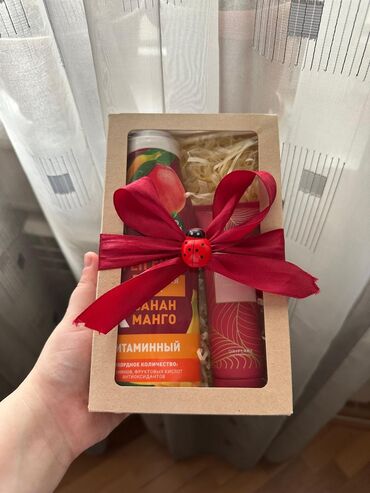 Рога: Hədiyyəlik qutu Ananas və Manqolu duş geli və əl üçün krem ilə. Bu