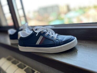 бу батинки: Кроссовки, 38, 38.5, 39, Tommy Hilfiger, Б/у, Самовывоз at lalafo.kg бу батинки: Кроссовки, 38, 38.5, 39, Tommy Hilfiger, Б/у, Самовывоз